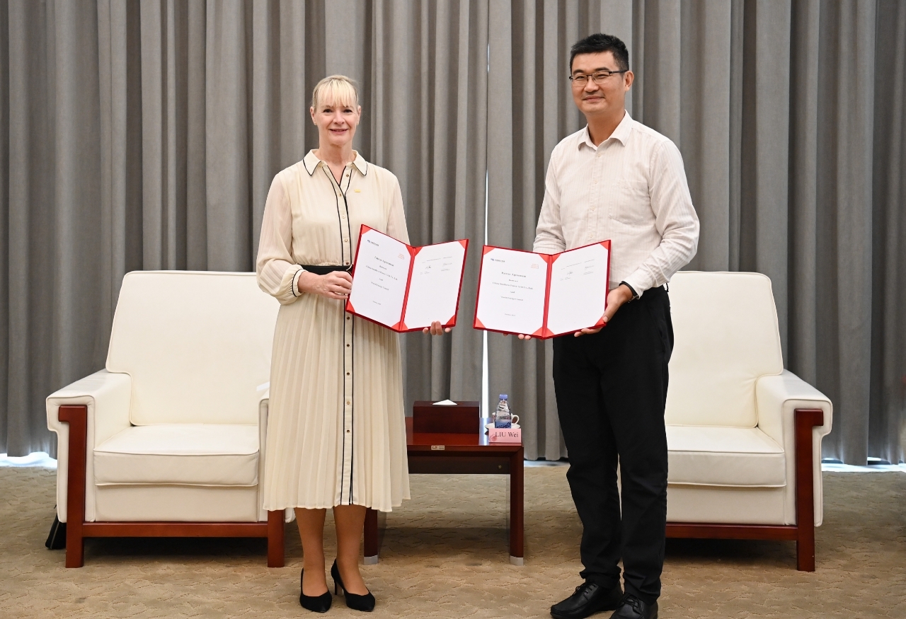 A photo showing Dr Angela Wilkinson, Secretary General of the World Energy Council, standing next to Mr Liu Wei, Vice President of China Southern Power Grid.