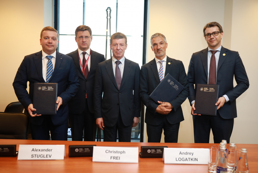 group photo of world energy leaders