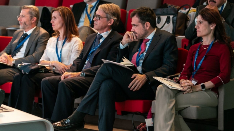 audience taking notes on current world energy issues